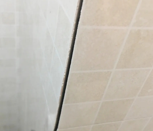 阿克塞瓷砖空鼓维修公司分享阳台瓷砖脱落的修复过程可以分为以下几个步骤