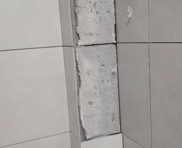 阿克塞瓷砖空鼓维修公司分享下瓷砖施工前基层浇水润湿程度不足，可能导致以下问题