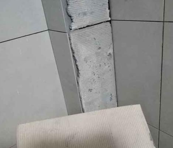 阿克塞瓷砖空鼓维修公司分享下厨房瓷砖脱落的补救措施。